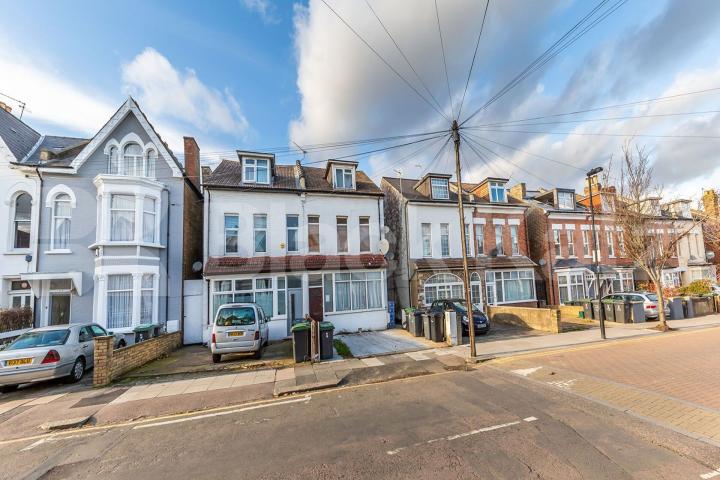 Lovely and bright 1 bedroom property within a beautiful house conversion  Whittington Road, Bounds Green